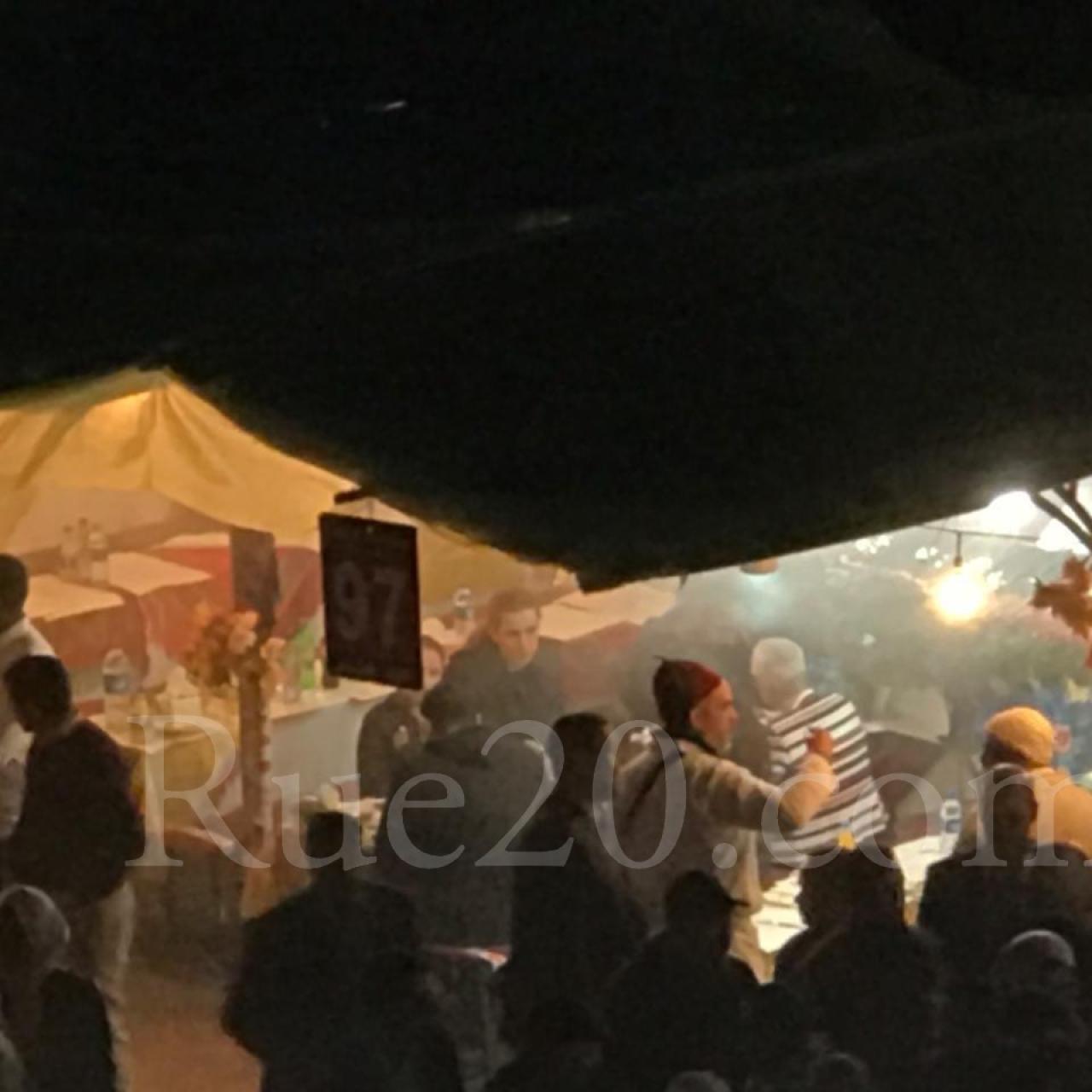 Lalla Salma, con su hija, las amigas de la joven y un grupo de guardaespaldas en una conocida plaza de Marrakech.