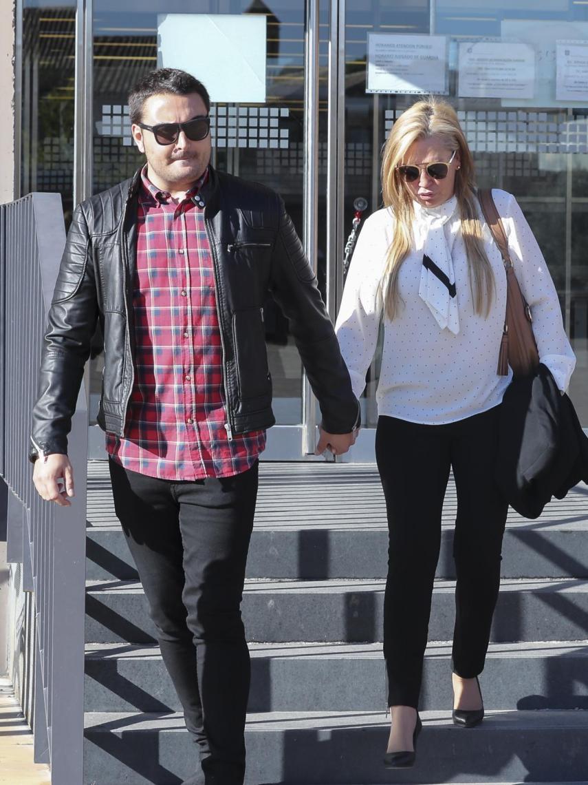 Miguel Torres y Belén Esteban saliendo de los juzgados por la batalla legal contra Toño Sanchís.