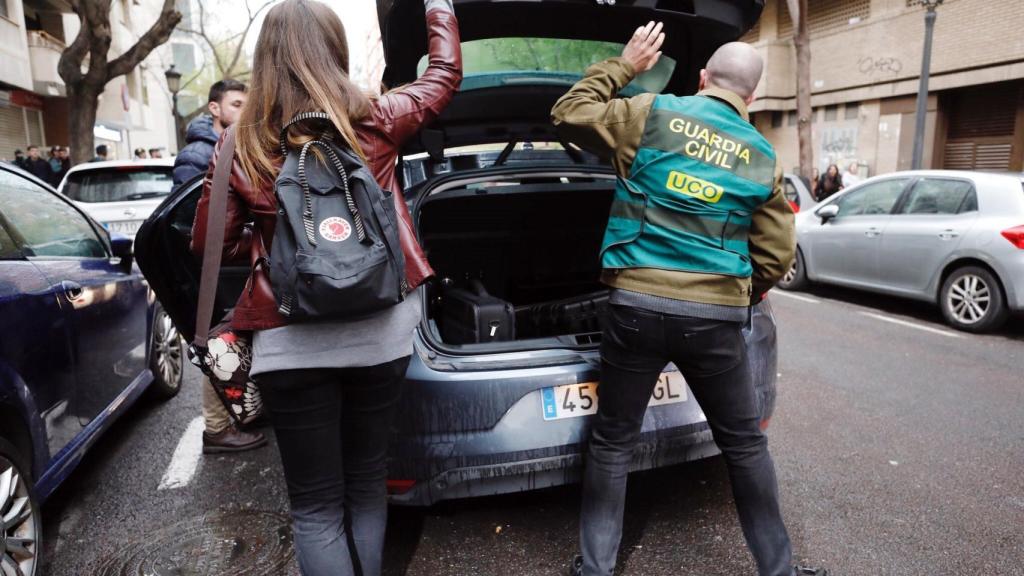 Agentes de la UCO guardan documentación en uno de los registros.