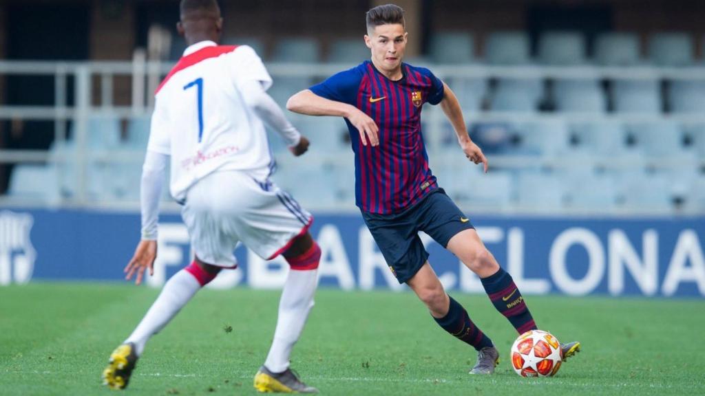 El jugador del Barça intenta regatear al del Lyon en la UEFA Youth League. Foto: Twitter (@FCBmasia)