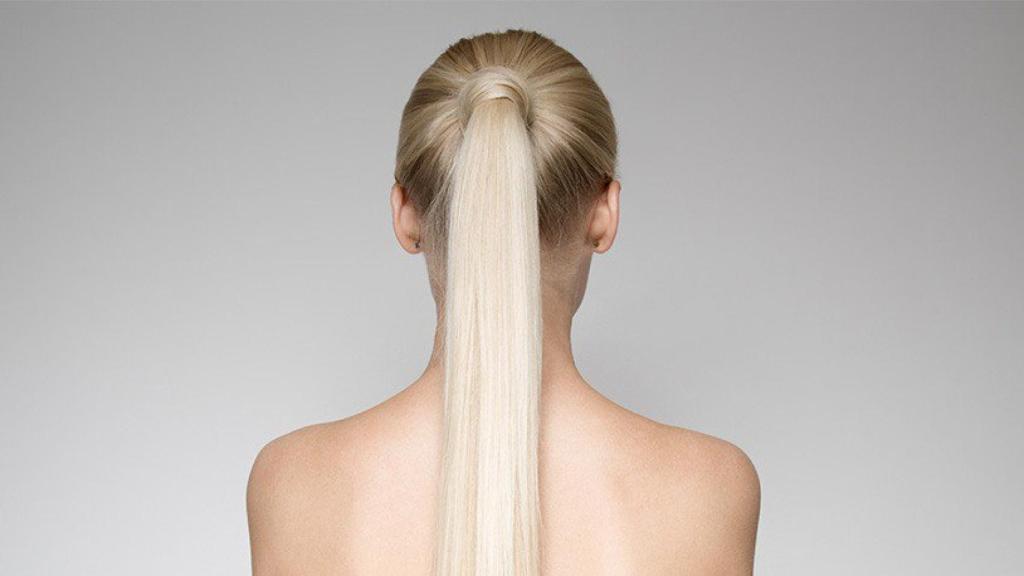 Mujer con una bonita cola de caballo rubia.