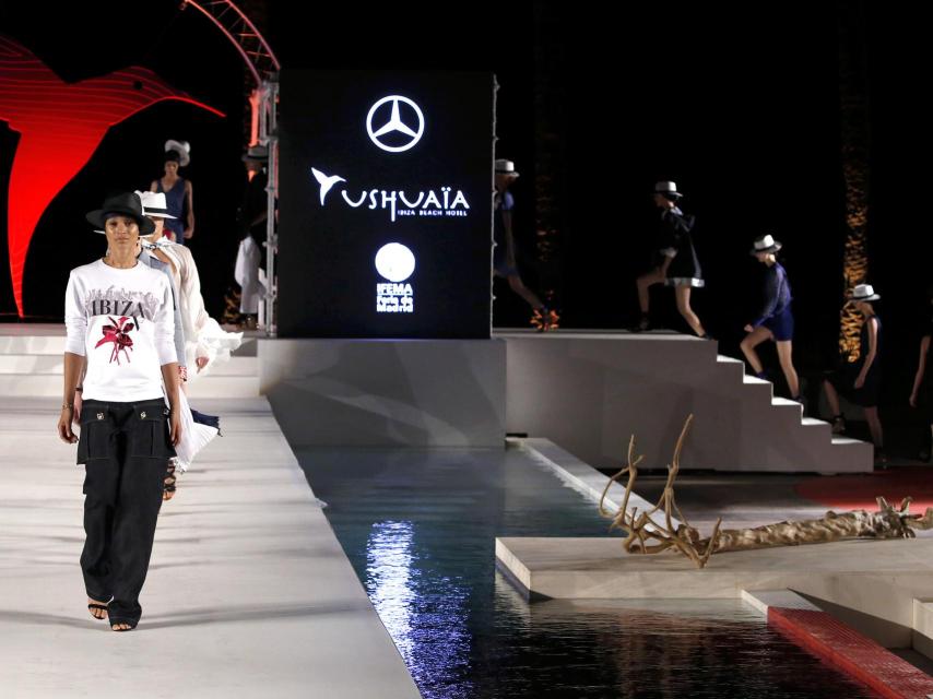 Modelos desfilando en la pasarela de Ibiza.