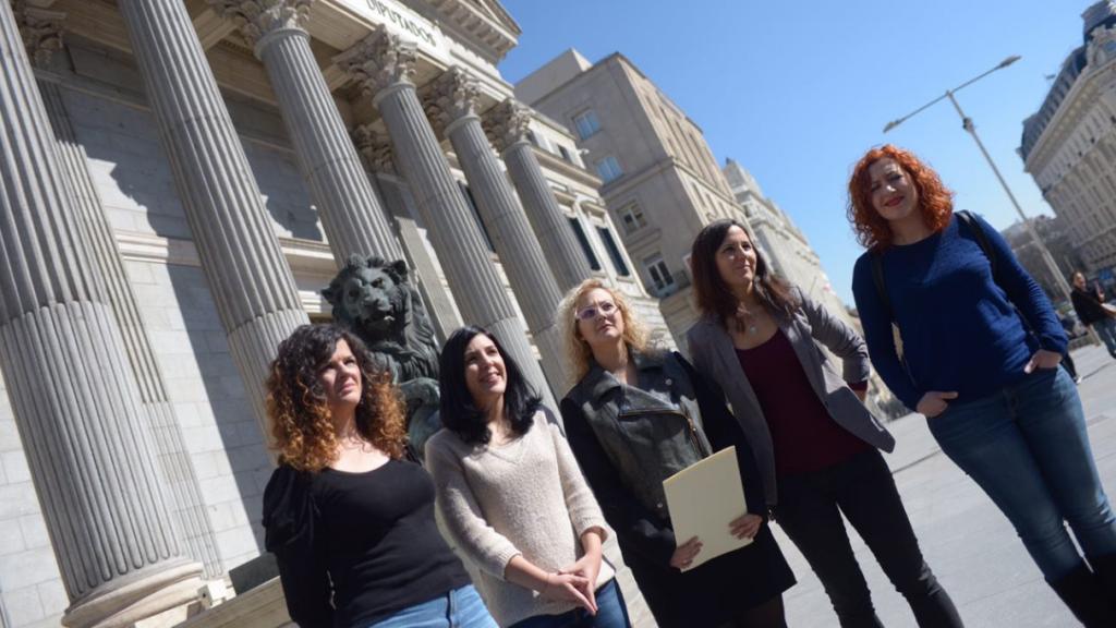 María Sevilla (centro), entre la senadora Idoia Villanueva y la diputada Ione Belarra, ante el Congreso.