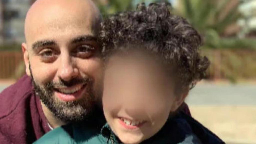 El niño S. junto a su padre y ex marido de María Sevilla.