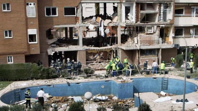 La fachada del edificio en el que se escondían los terroristas de Leganés momentos después de la explosión, el 3 de abril de 2004.