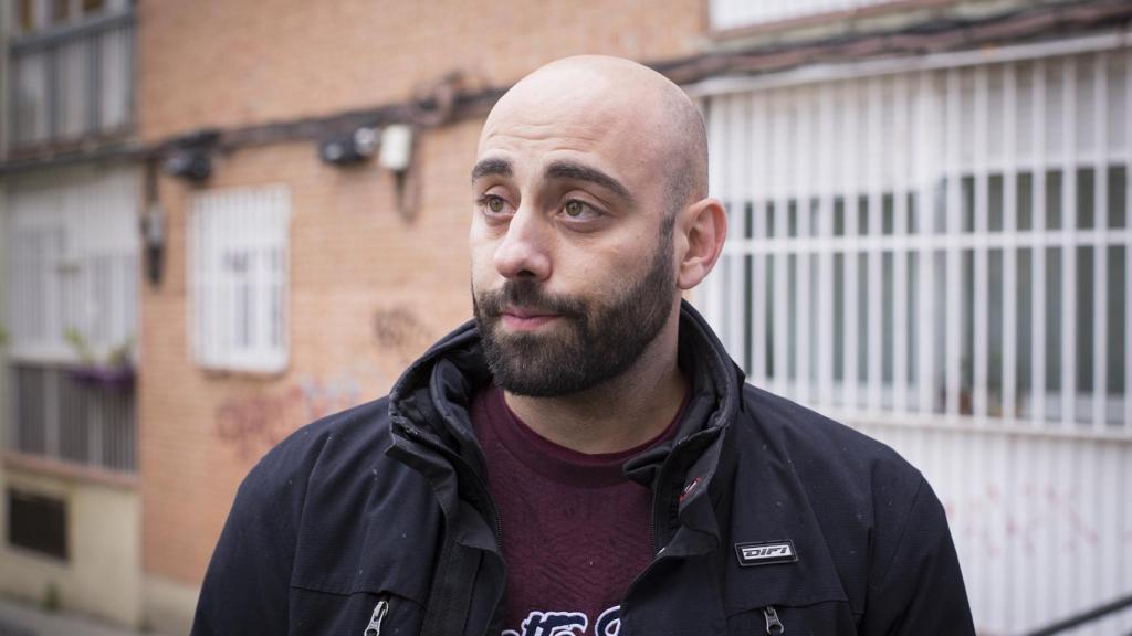 El padre, atendiendo a EL ESPAÑOL.