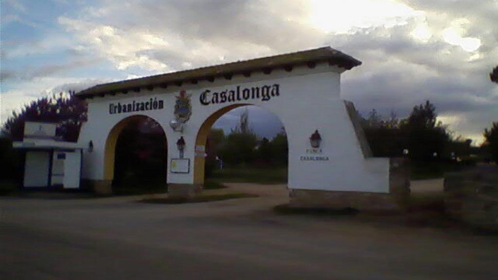 Entrada a la urbanización prácticamente abandonada donde secuestraron al pequeño S.