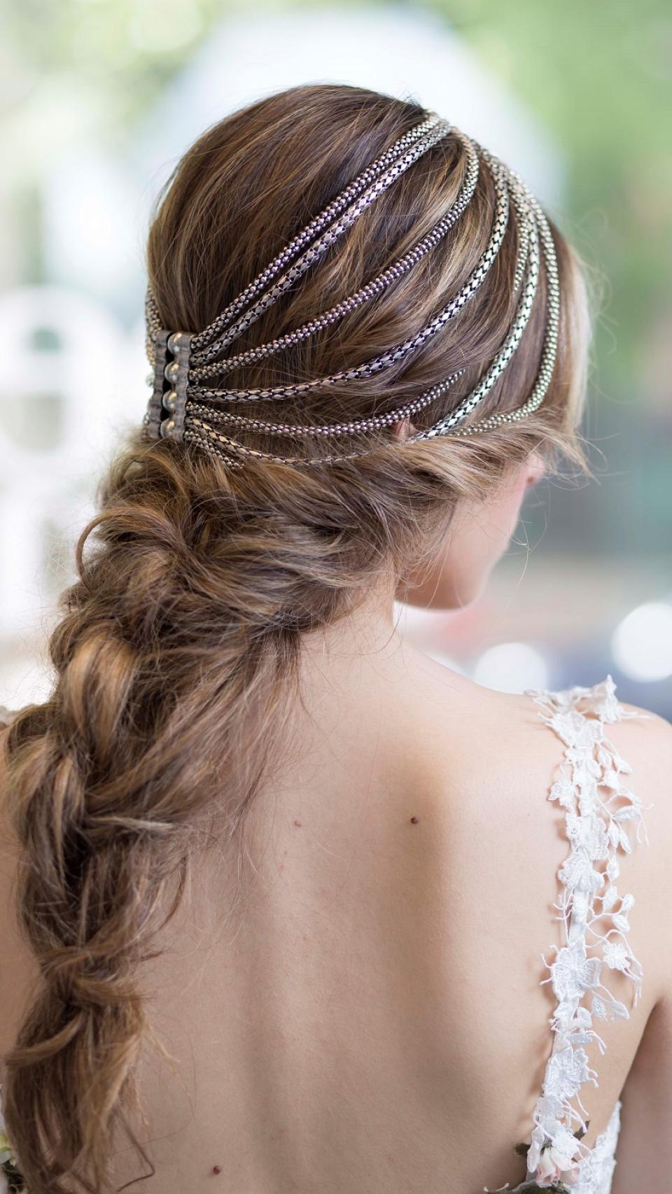 Detalle del peinado trenzado de una novia.
