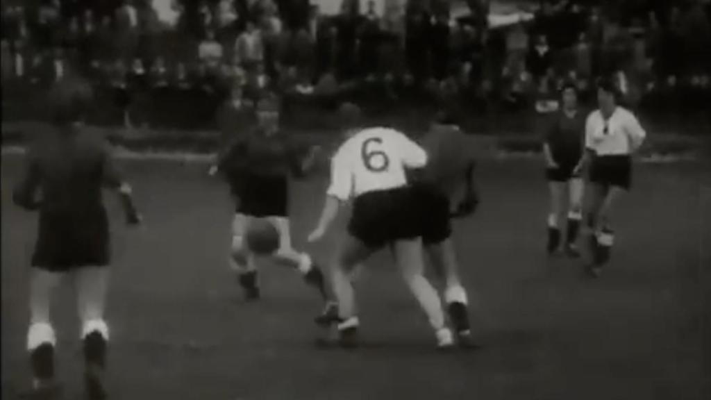 Reportaje sobre fútbol femenino del NO-DO