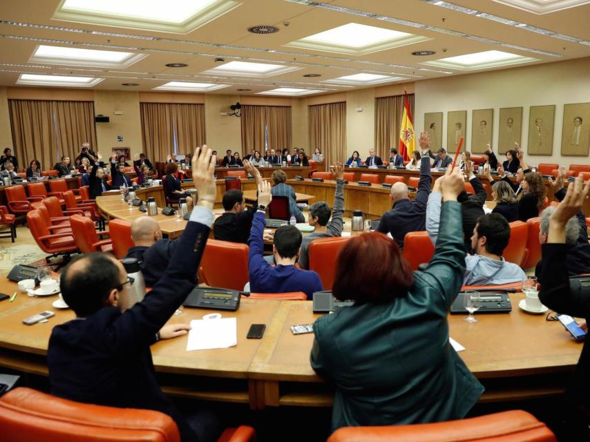Los diputados, votando este miércoles en la Diputación Permanente.