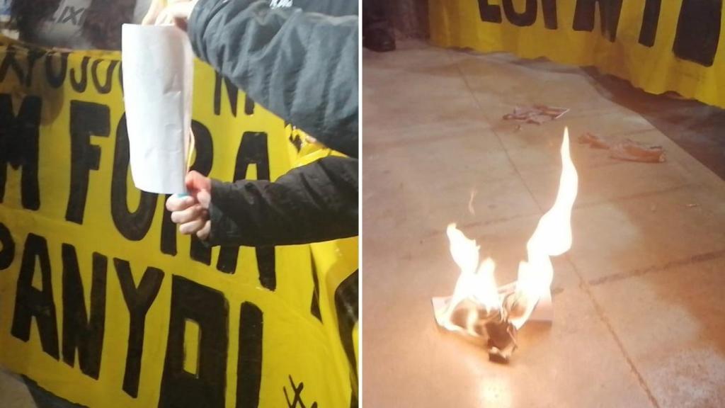 Momento en el que los radicales han quemado una fotografía del Rey.