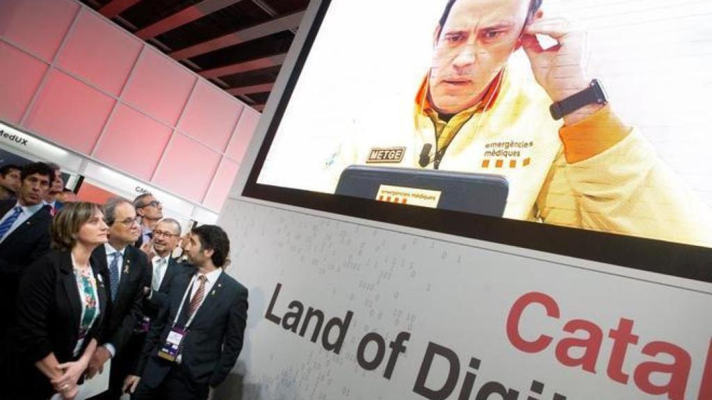 Quim Torra y la consejera de Salut, Alba Vergés, en una visita al stand del SEM en el último Mobile World Congress.