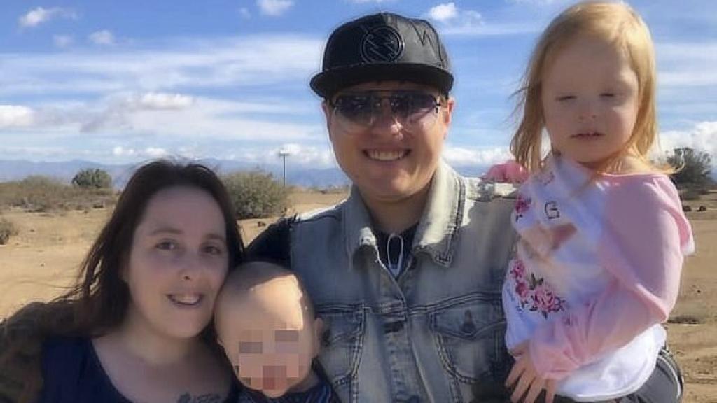 Adam Hughes sosteniendo en brazos a Kylee Willis, la niña asesinada, junto a su madre, Blake