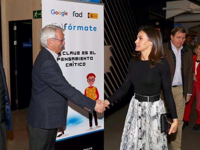 La reina Letizia con una falda de rebajas de Zara de 12 euros.