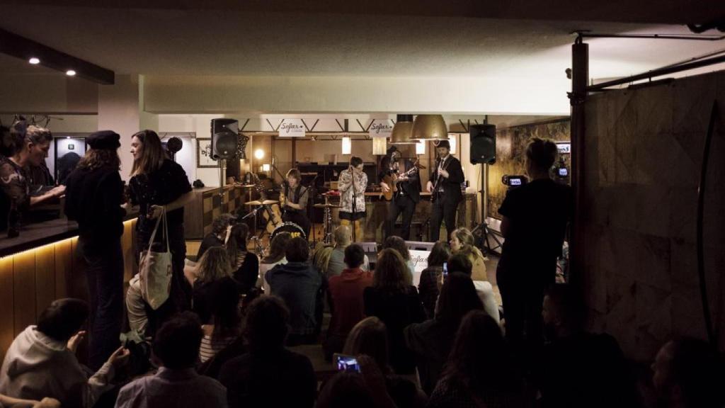 Manolo Cremallera, en plena calle Torreiro, hospedó el primer Sofar Coruña.