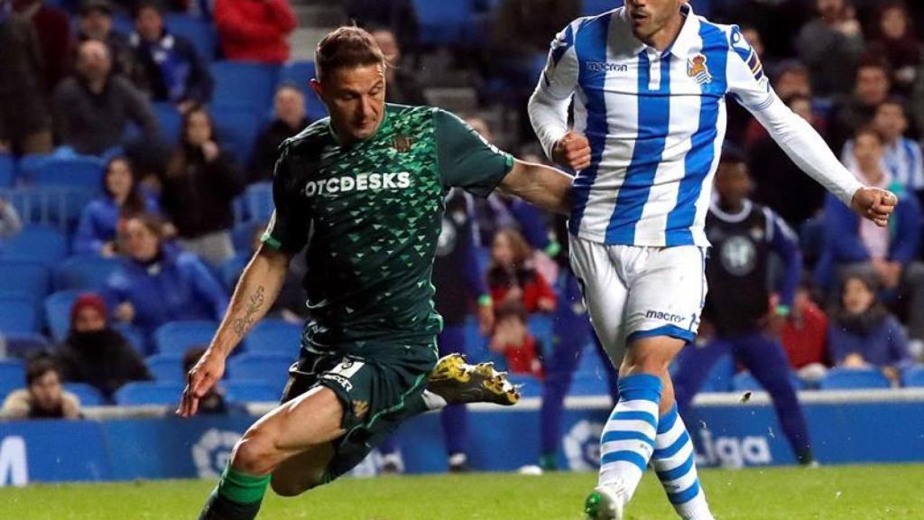 Joaquín y Juanmi pelean por un balón