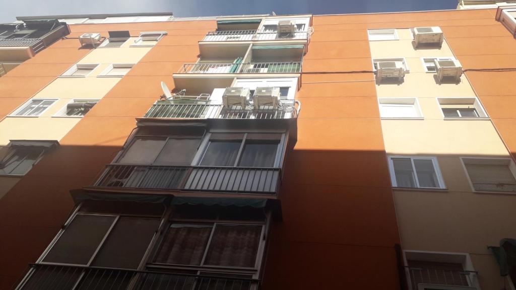 Exterior del edificio donde tuvieron lugar los hechos.