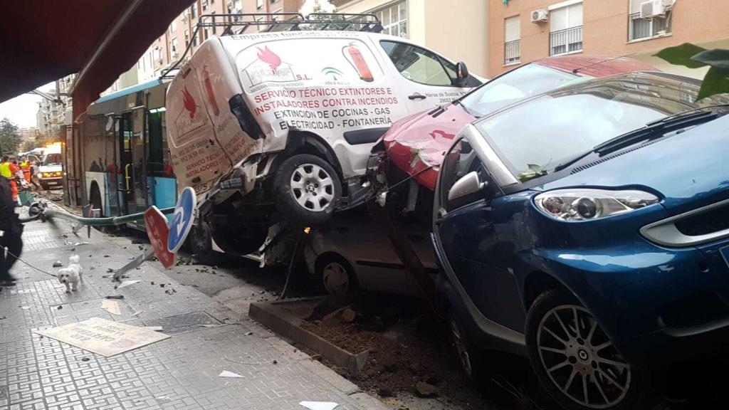 Los coches amontonados tras ser impactados por el autobús.