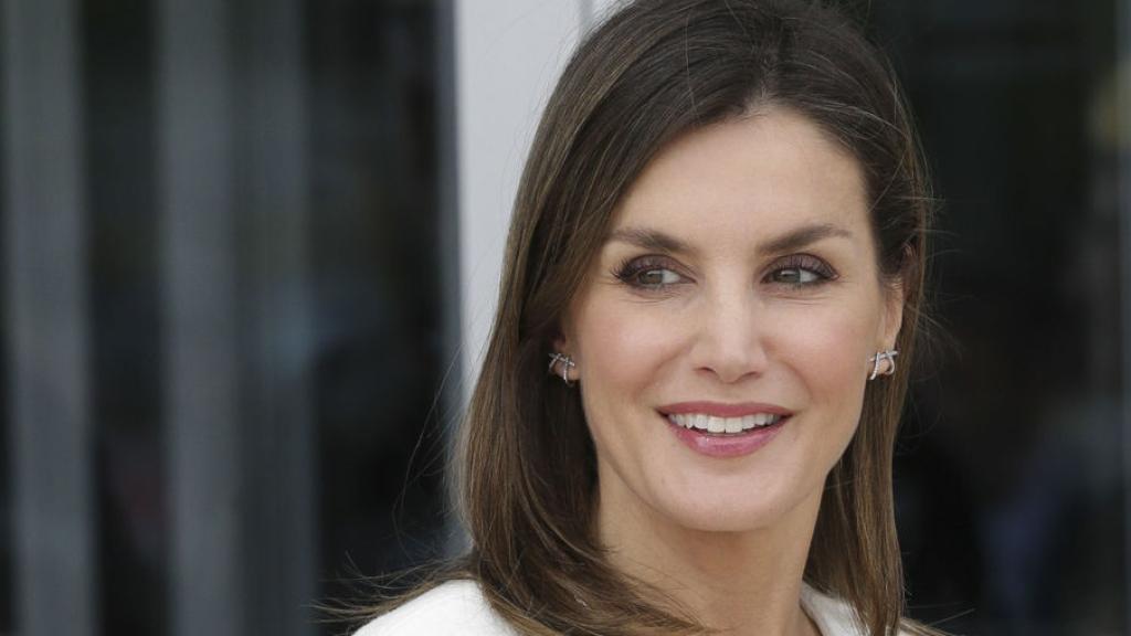 La reina Letizia con los pendientes 'Doble daga' de Gold & Roses.
