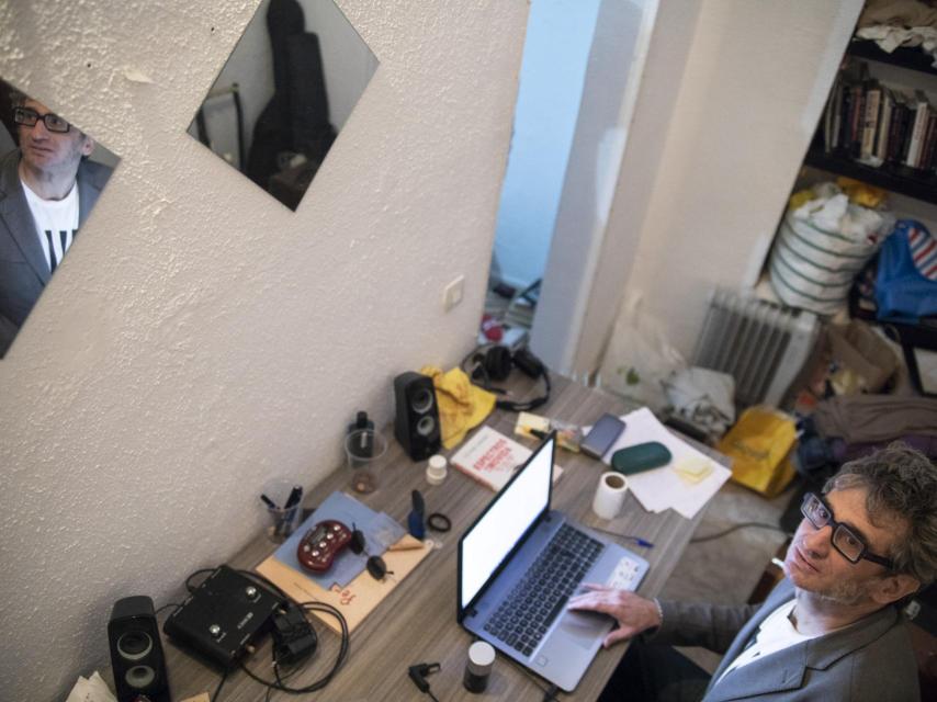 Camilo de Ory escribe en el sótano de Madrid donde vive.