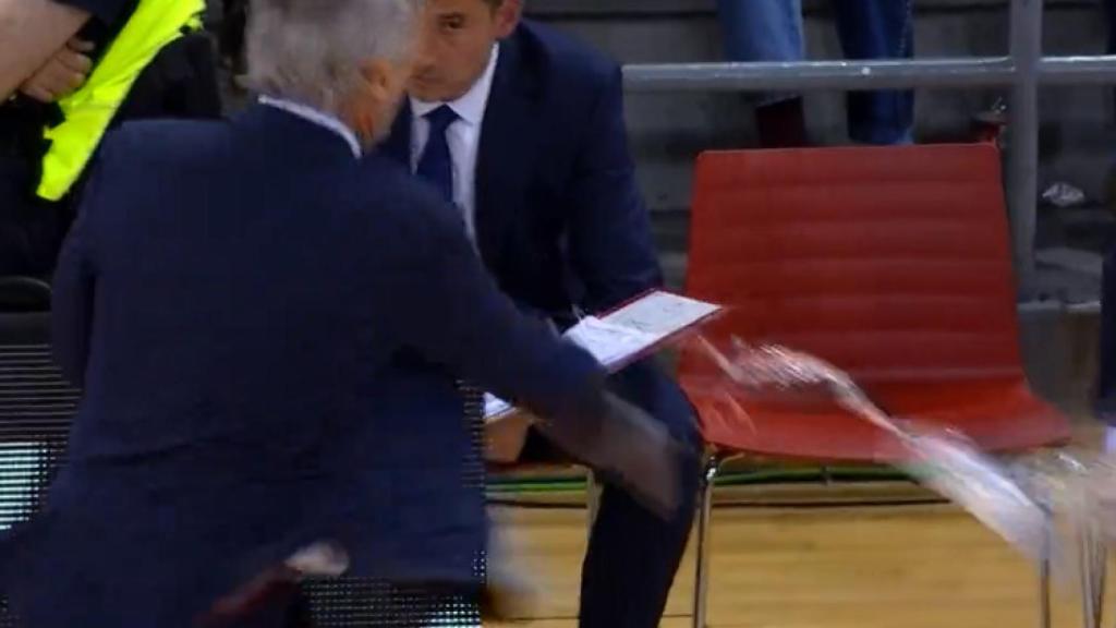 Pesic, en el momento que cae la botella de agua