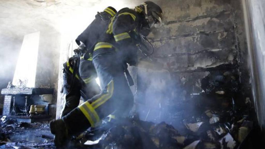Los bomberos sofocan el incendio de la casa del poeta