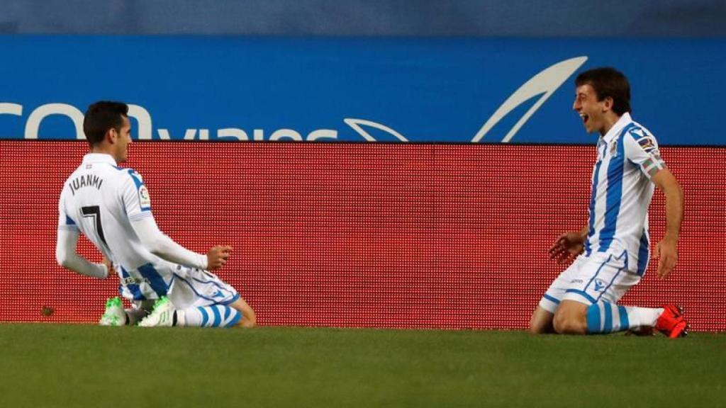 Juanmi y Oyarzabal celebran un gol ante el Betis