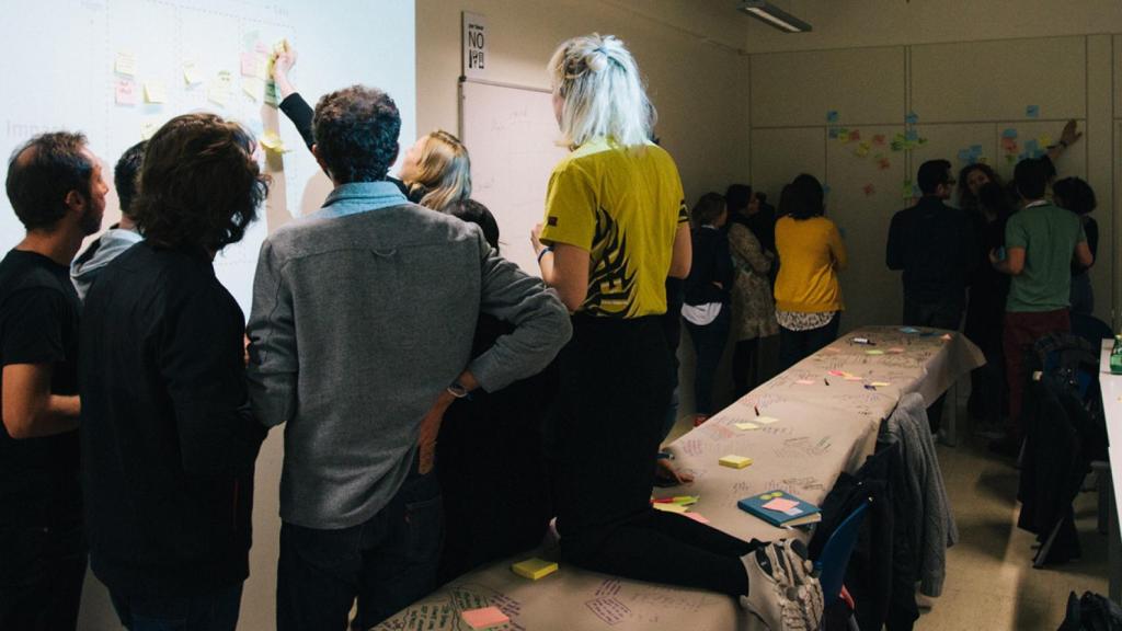 Grupos de debate en un espacio de formación.