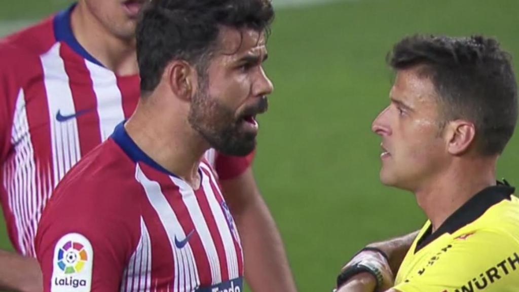 Gil Manzano expulsa a Diego Costa. Foto: Twitter (@elchiringuitotv)