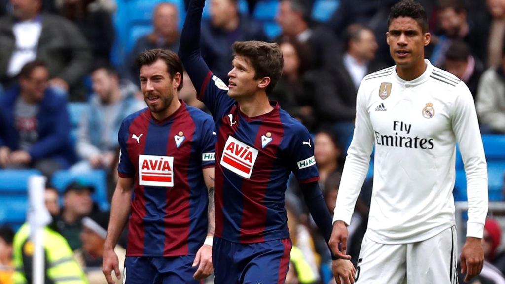 El Eibar celebra el primer gol del partido al Real Madrid
