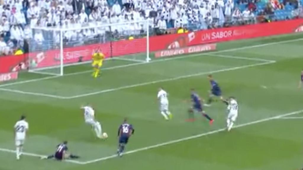 Segunda ocasión clara de Karim Benzema