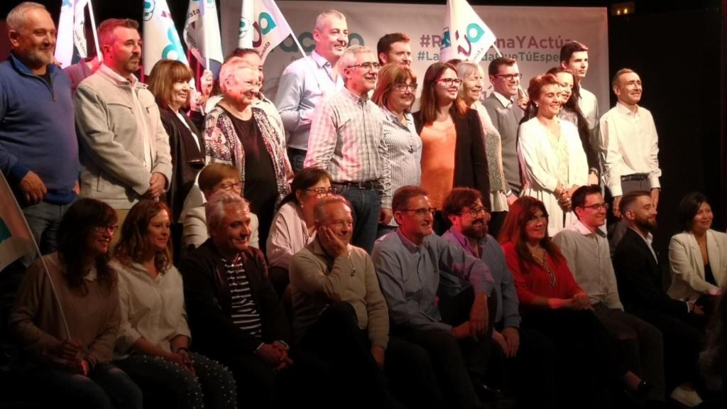 Gaspar Llamazares, en el centro, junto a los miembros de la lista por Madrid de Actúa.
