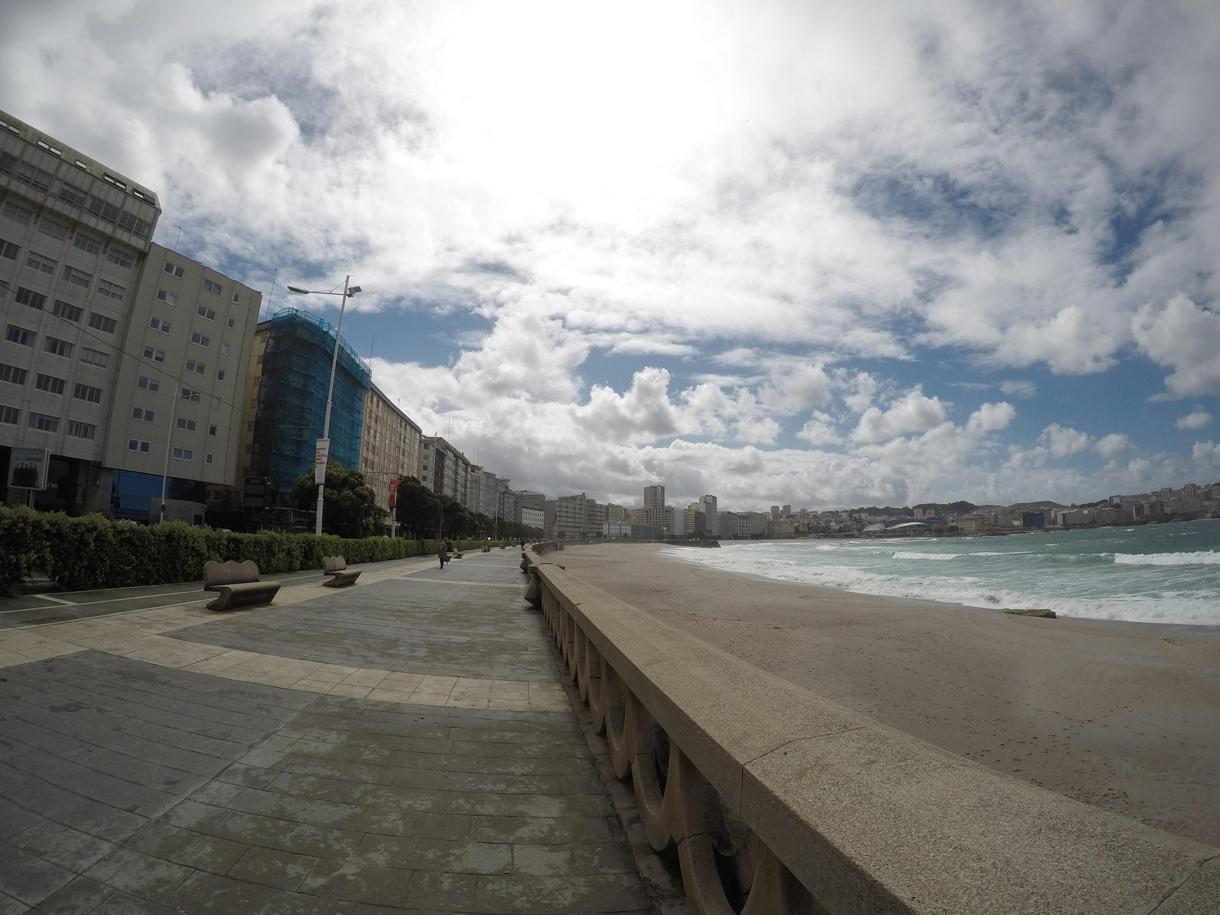 El paseo marítimo prácticamente vacío a primera hora de la tarde (Quincemil)