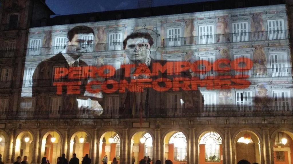 Sánchez estrecha la mano a Rivera, en la proyección en la Plaza Mayor de Madrid.