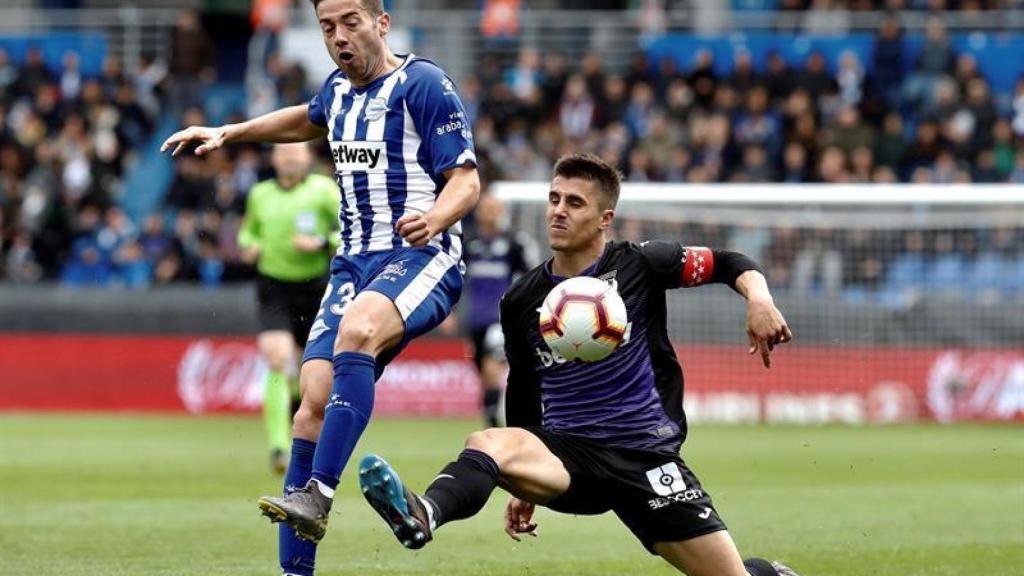 Jony Rodríguez y Bustinza pelean por un balón