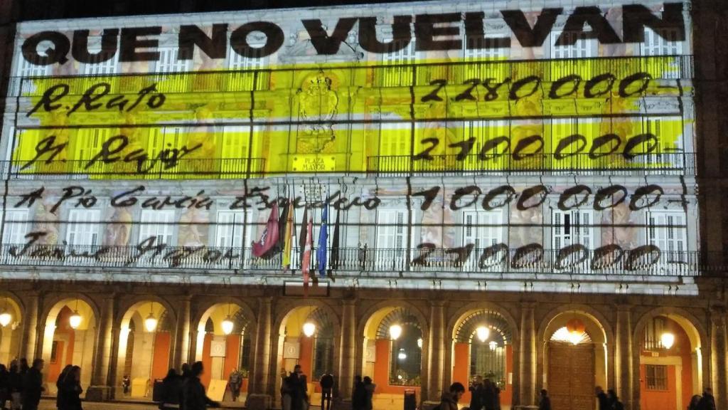 La fachada de la Casa de la Panadería de la Plaza Mayor de Madrid, con imágenes de los 'papeles de Bárcenas'.