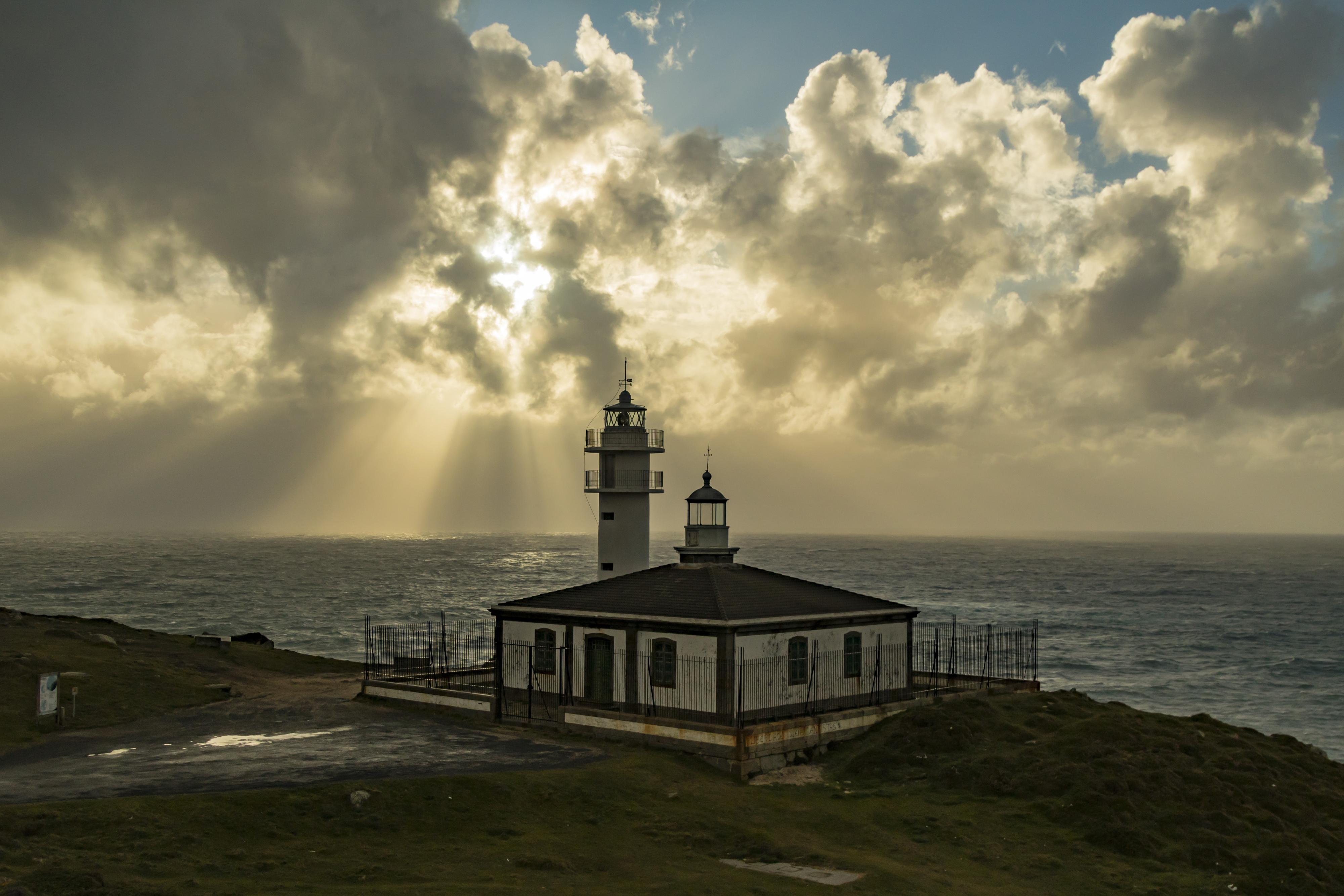 Faro de Cabo Touriñan en justo en el momento de la llegada de la borrasca Felix en 2018 (Quincemil)