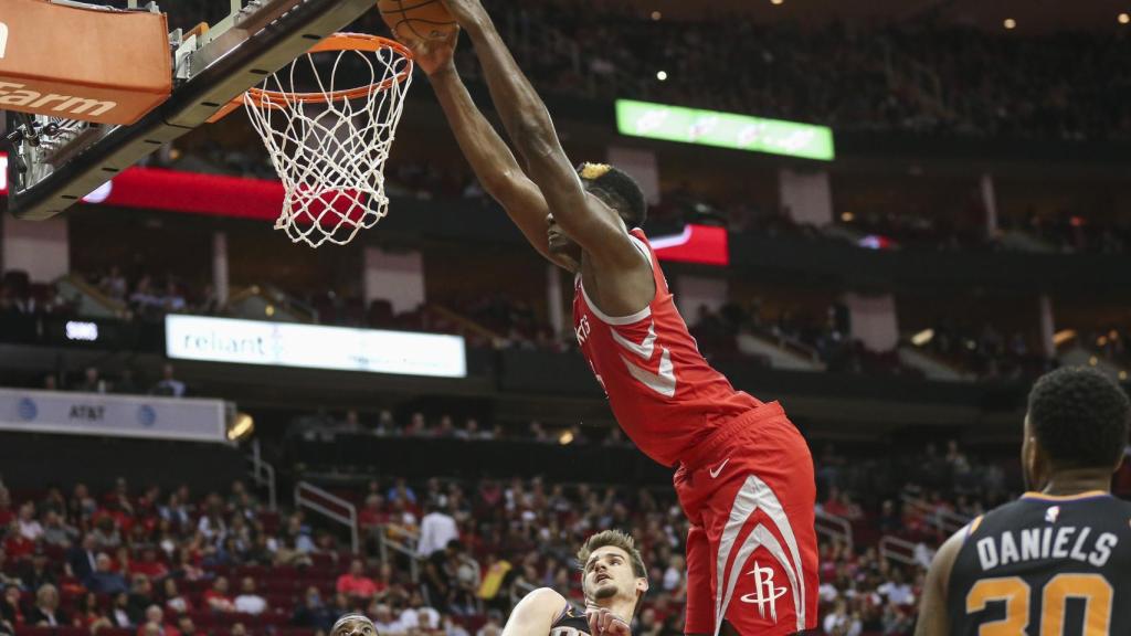 Clint Capela hace un mate