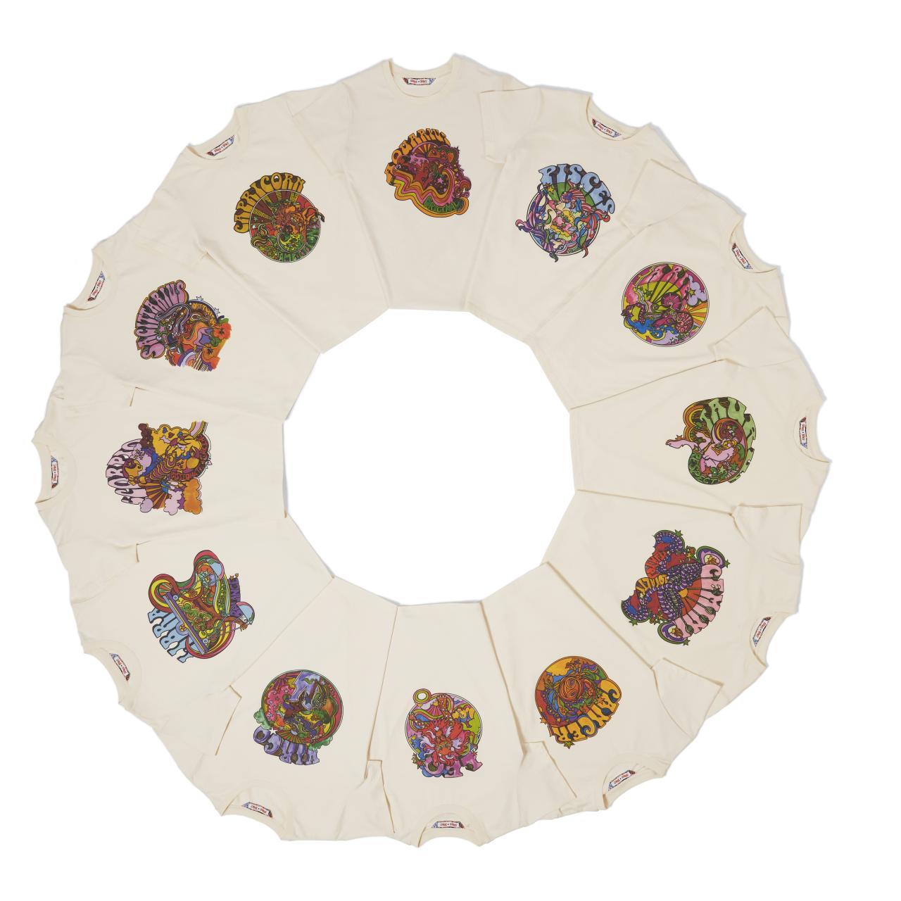 Las camisetas creadas por Tommy Hilfiger y Zendaya conformando un círculo.