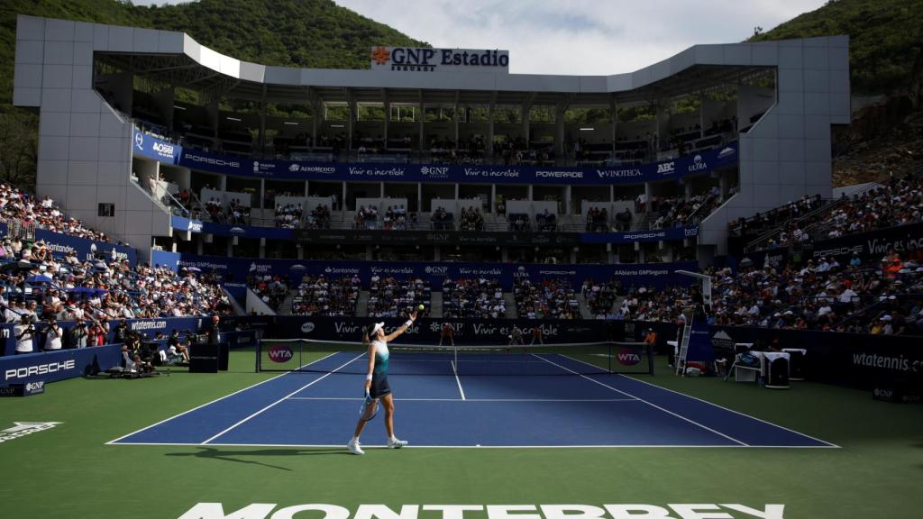 Muguruza saca en la final de Monterrey