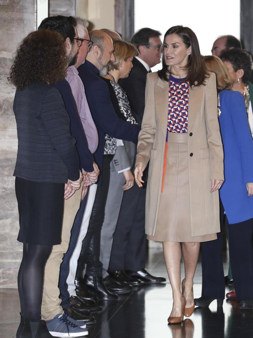 Debido al frío del lugar, la reina no se ha deshecho de su abrigo en ningún momento.