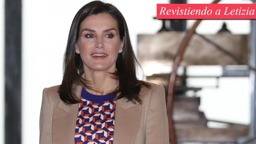 Letizia ha recurrido a uno de sus estilismos de 'fondo de armario' para su agenda más rutinaria.