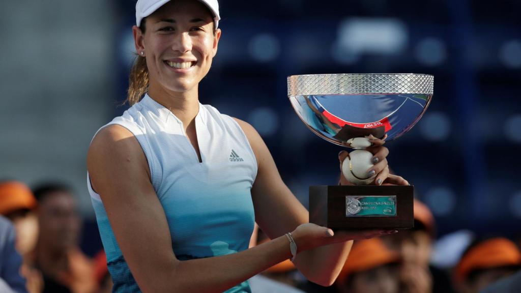 Garbiñe Muguruza posa con el trofeo de Monterrey