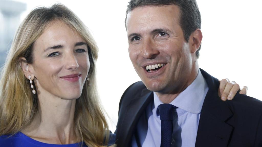 Casado, junto a Álvarez de Toledo, durante la presentación del programa del PP, este lunes en Barcelona.