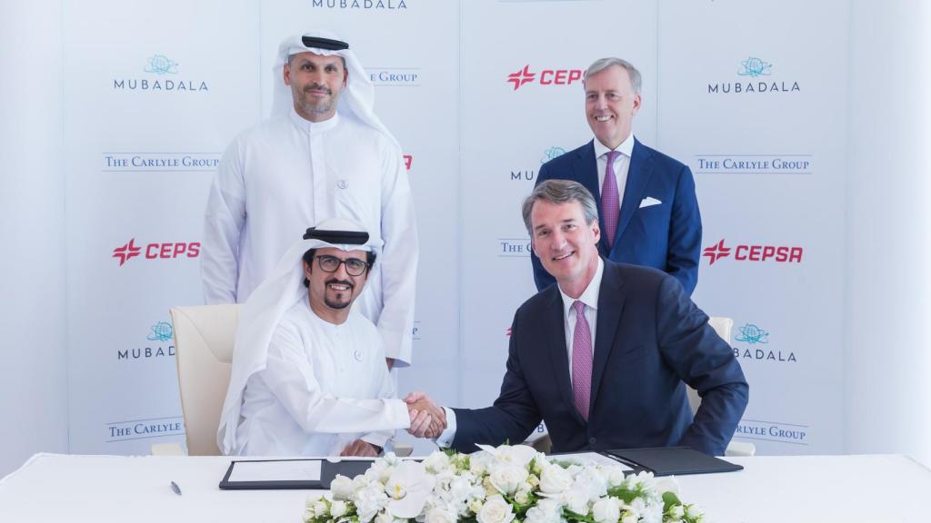 Sentado: Musabbeh Al Kaabi, CEO de la plataforma de petróleo y petroquímica de Mubadala, y Glenn Youngkin, Co-CEO de The Carlyle Group.  En pie: Khaldoon Khalifa Al Mubarak, Managing Director y CEO de Mubadala Investment Company, y Marcel Van Poecke, director de Carlyle International Energy Partners.