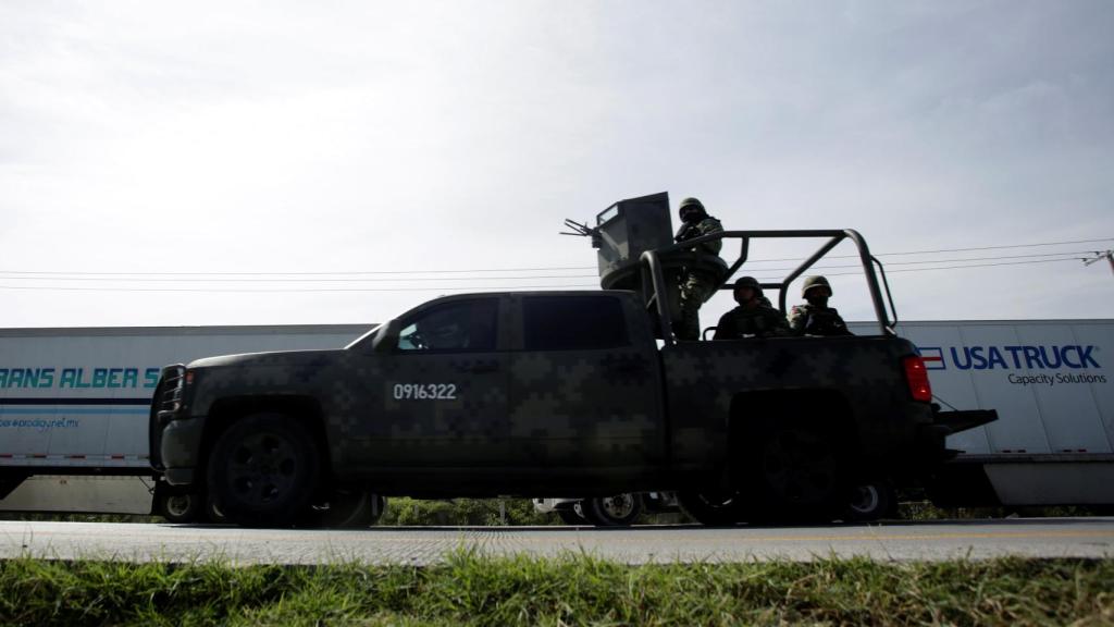 Un vehículo militar patrulla en una carretera en Nuevo México.