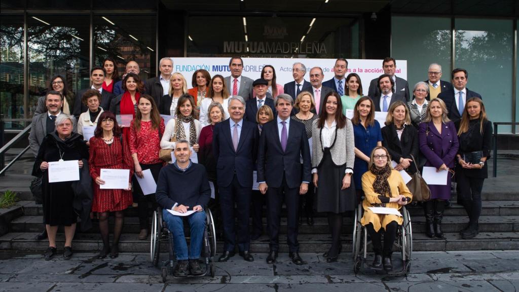 El presidente de la Fundación Mutua, Ignacio Garralda, Angel Garrido y Maria Dolores Moreno con los beneficiarios de las Ayudas. Foto: Fundación Mutua Madrileña