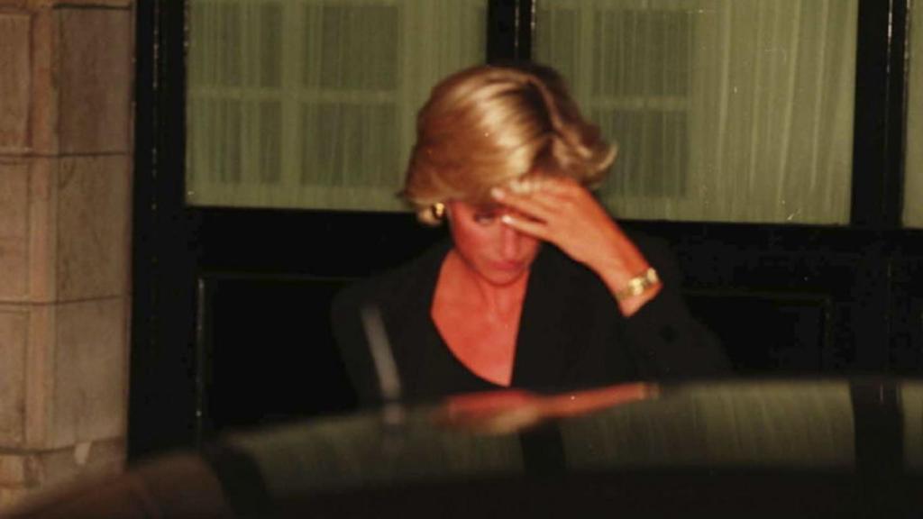 Lady Di saliendo del hotel y entrando en el coche donde sufrió el fatal accidente.