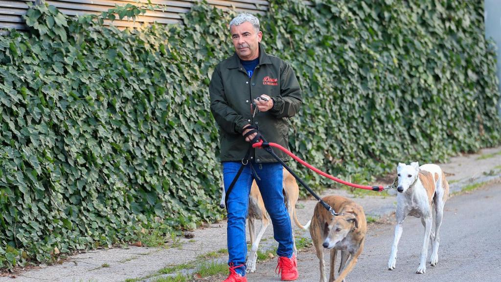 Jorge Javier Vázquez paseando a sus galgos cerca de su domicilio.
