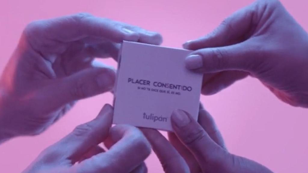 La caja de los preservativos solo se puede abrir a cuatro manos